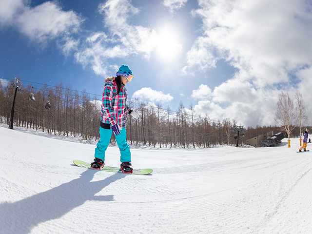 EN RESORT Grandecoで滑るスノーボーダー