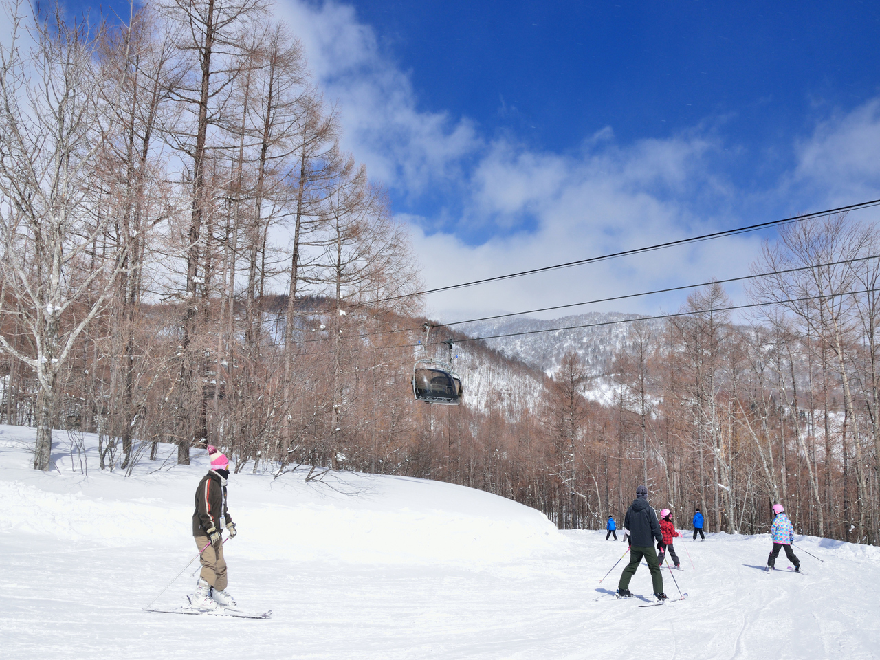 EN RESORT Grandecoのリフトとスノーボードを楽しむ人