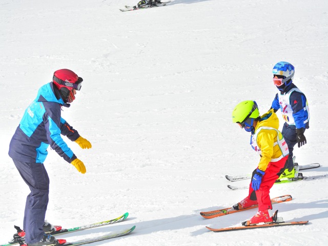 リステルスキーファンタジアでスキーレッスンを受ける子ども