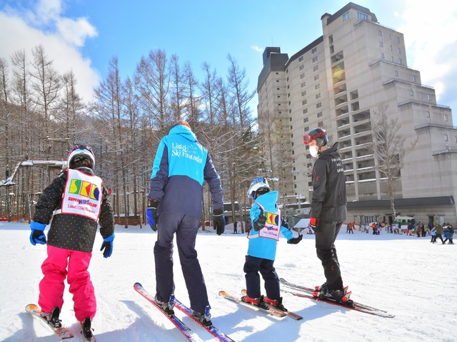 リステルスキーファンタジアでスキーレッスンを受ける子ども