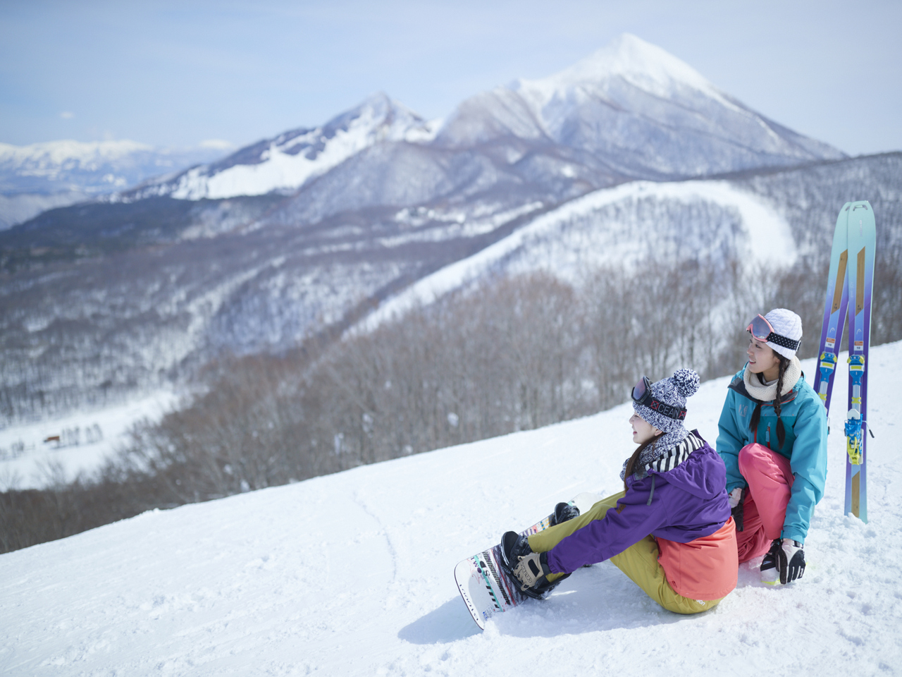 星野リゾート ネコマ マウンテンのゲレンデと女性たち