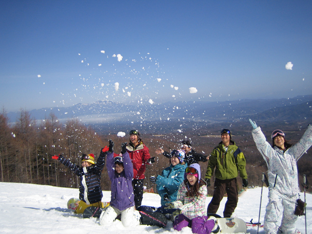 シャトレーゼスキーバレー小海で滑走するスノーボーダー