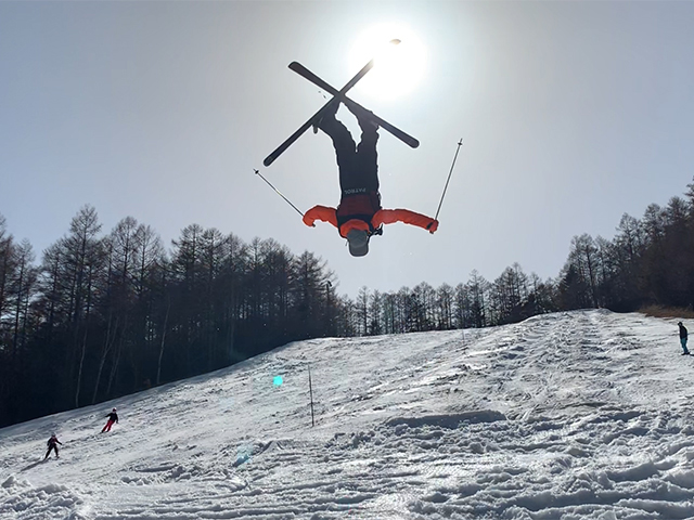 シャトレーゼスキーバレー小海で滑走するスノーボーダー
