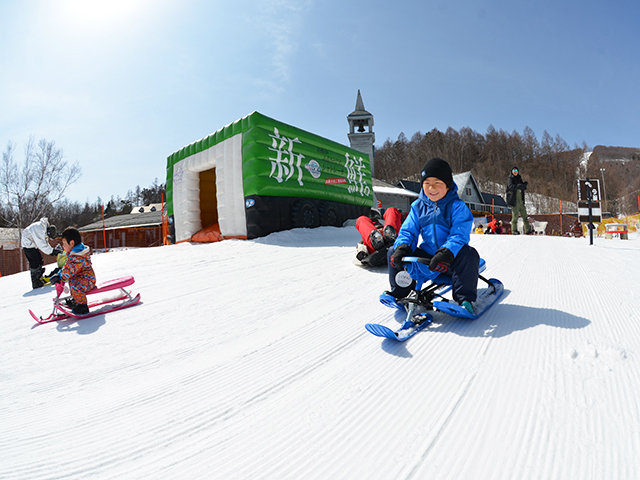 シャトレーゼスキーバレー小海の風景とスノーボーダーたち