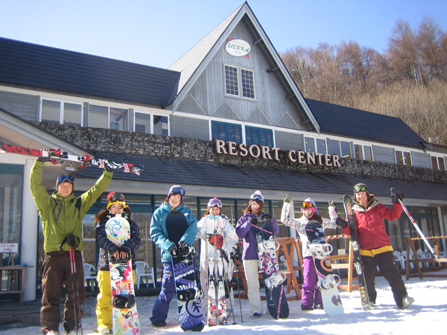 シャトレーゼスキーバレー小海のセンターハウスを望むゲレンデ風景