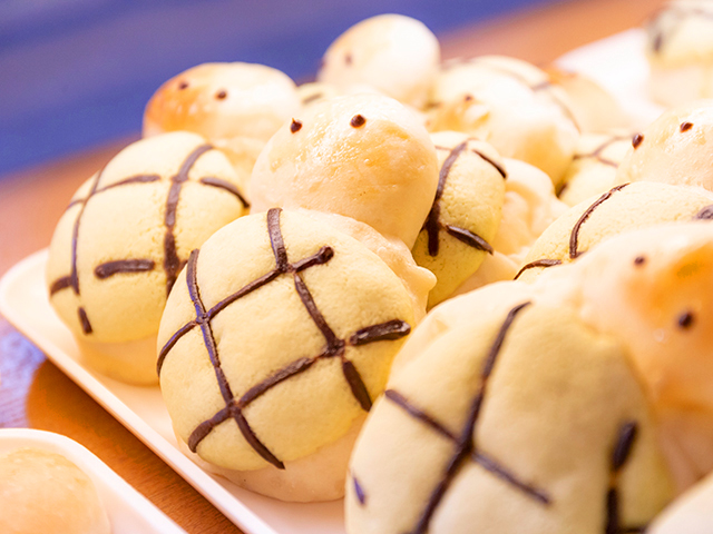 シャトレーゼスキーバレー野辺山 シャトレーゼのお菓子直売店やきたてパンのふっくらと焼き上がった一番人気のかめパン