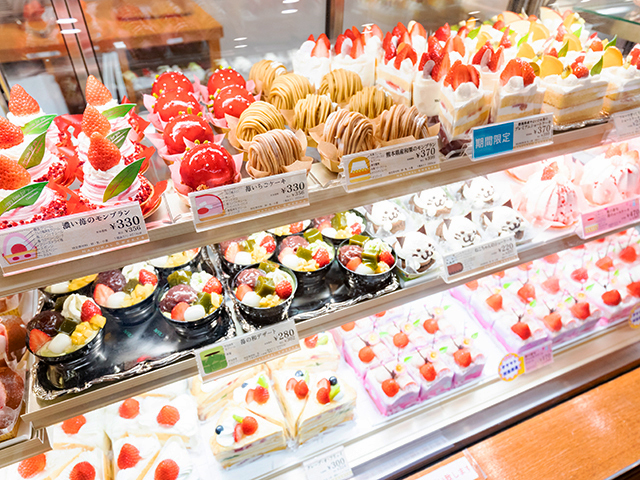 シャトレーゼスキーバレー野辺山 シャトレーゼお菓子直売店のショーケースに並ぶケーキやデザート