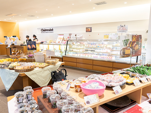 シャトレーゼスキーバレー野辺山 シャトレーゼのお菓子直売店のズラリと並ぶお菓子を見渡せる店内風景
