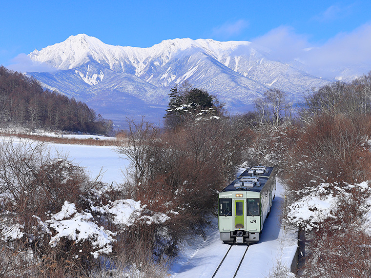 八ヶ岳連峰と小海線