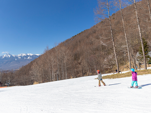 シャトレーゼスキーバレー野辺山のゲレンデ風景と滑走するキッズスノーボーダーたち