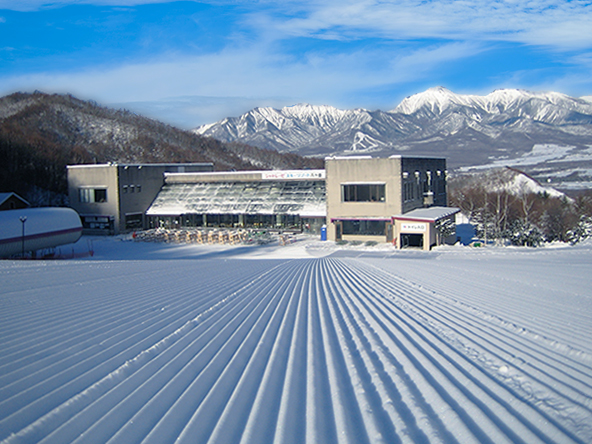 シャトレーゼスキーバレー野辺山のセンターハウスを望むゲレンデ風景