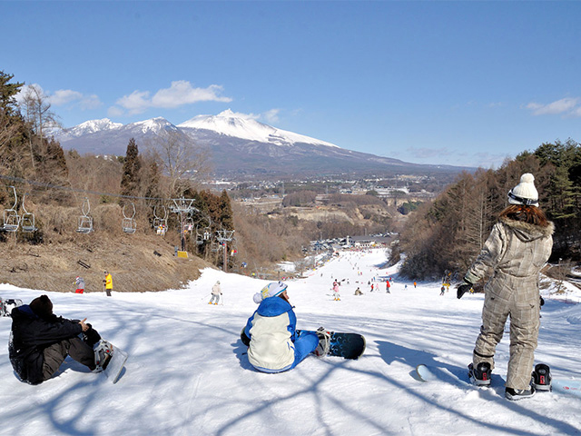 佐久スキーガーデンパラダのラルゴコース上部から見る浅間山