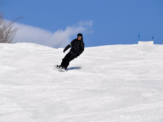 佐久スキーガーデンパラダで滑走するスノーボーダー