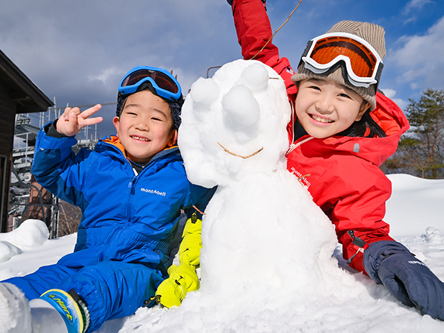 佐久スキーガーデンパラダ「キッズランド」で雪遊びする子どもたち