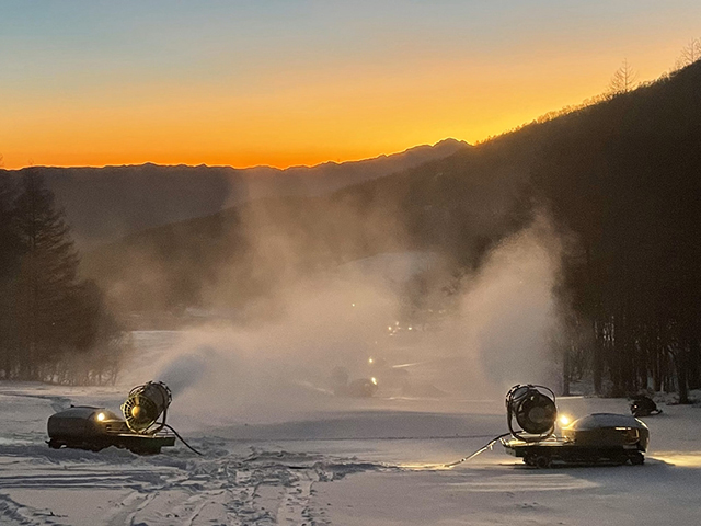 八千穂高原スキー場の人工降雪機で極上の雪を作る夕暮れ風景