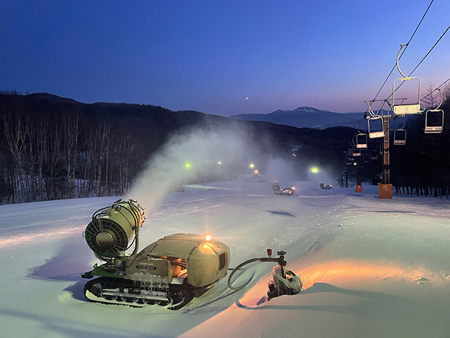 八千穂高原スキー場の人工降雪機で極上の雪を作る夜間風景