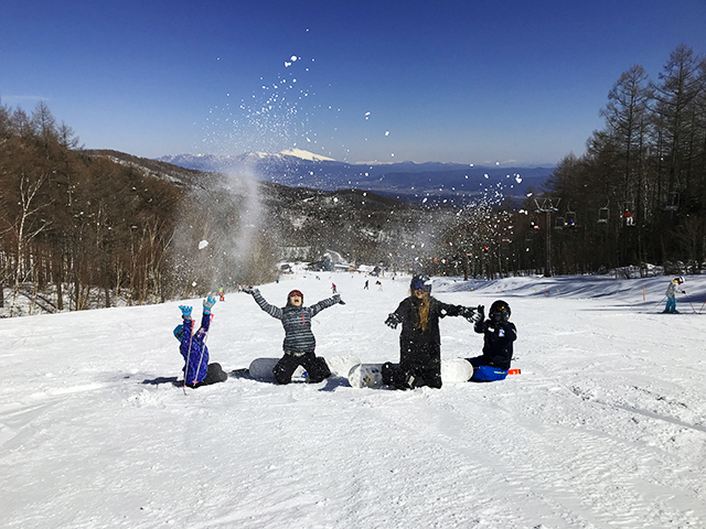 八千穂高原スキー場のゲレンデ風景と極上の雪で遊ぶ人たち