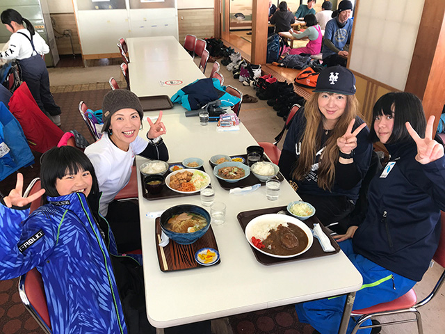 八千穂高原スキー場ゲレンデベースにあるレストラン「モンブラン」で食事をする人たち