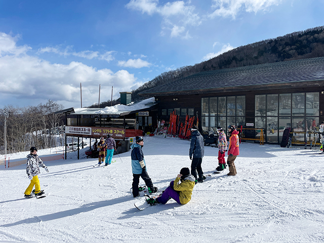 八千穂高原スキー場センターハウス前の風景