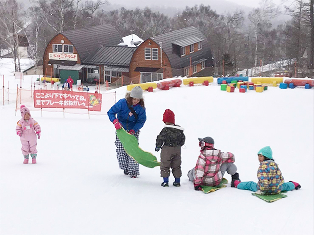 八千穂高原スキー場で遊ぶ子供たち