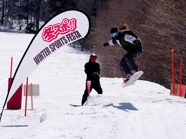 八千穂高原スキー場で滑走するスノーボーダー