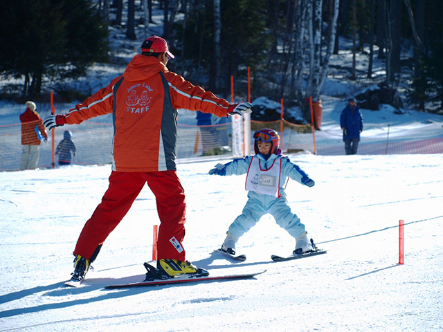 八千穂高原スキー場の風景とスノーボーダーたち
