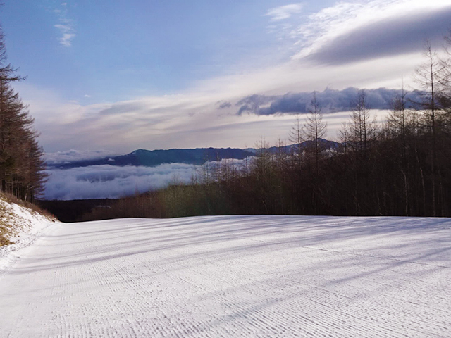 八千穂高原スキー場でスタッフに滑り方を教えてもらう子ども