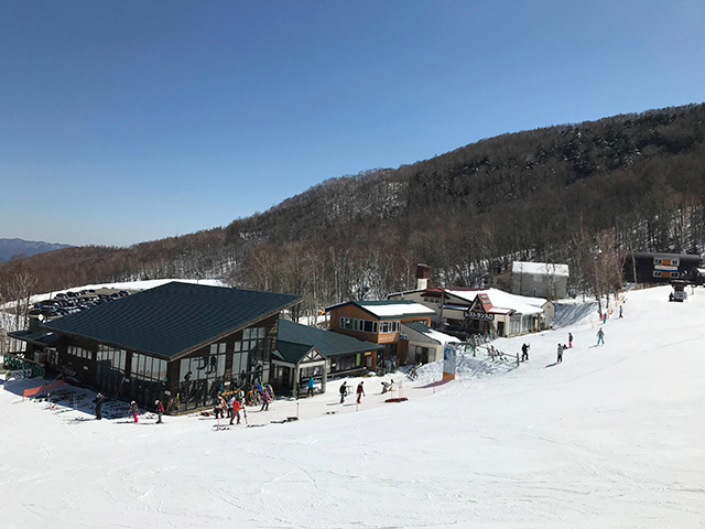 八千穂高原スキー場のセンターハウスを望むゲレンデ風景