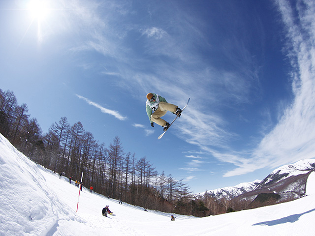湯の丸スキー場で滑走するスノーボーダー