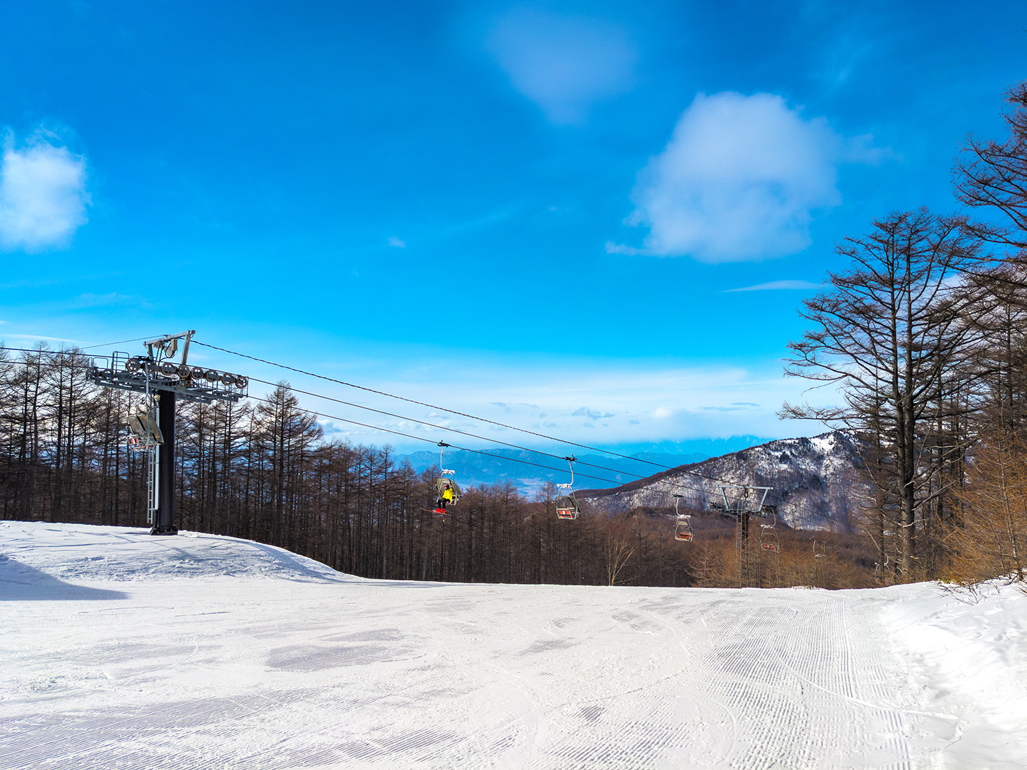 圧雪跡が残る広く閑静な晴天のゲレンデ 湯の丸高原