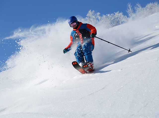 白馬コルチナスキー場で滑走するスキーヤー