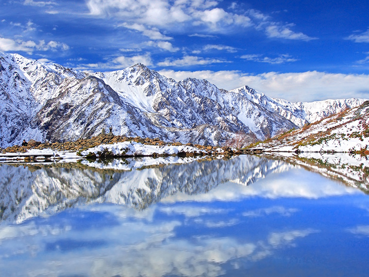 日本アルプスを映す天然池(白馬三山と八方池)