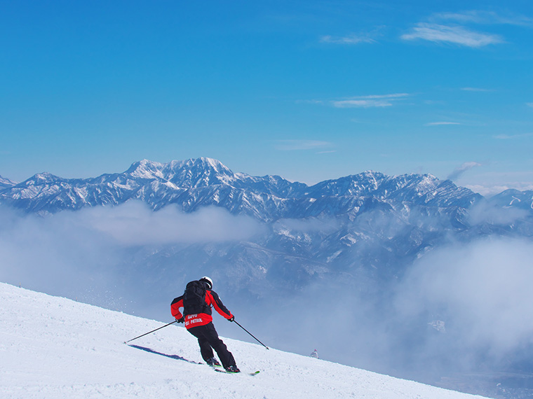 白馬八方尾根スキー場　リーゼングラートコースを滑るスキーヤー