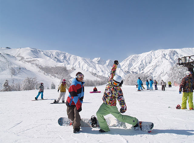 白馬八方尾根スキー場の景色と子どもたち