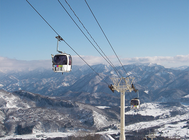 白馬八方尾根スキー場の景色とゴンドラ