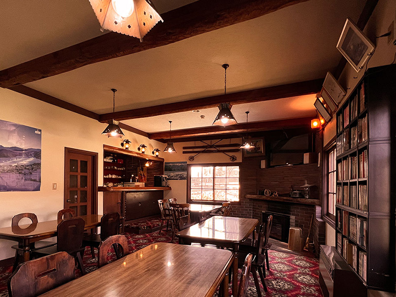 ロロッヂ秀岳 暖炉のあるダイニング・カフェ