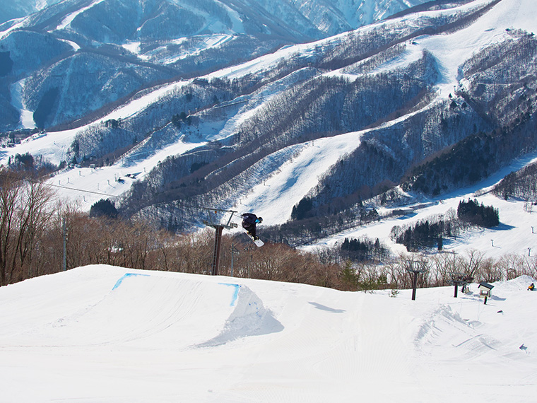 白馬岩岳スノーフィールド　DCパークのキッカーで飛ぶボーダー