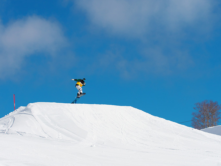 白馬岩岳スノーフィールド　DCパークのレールで飛ぶボーダー