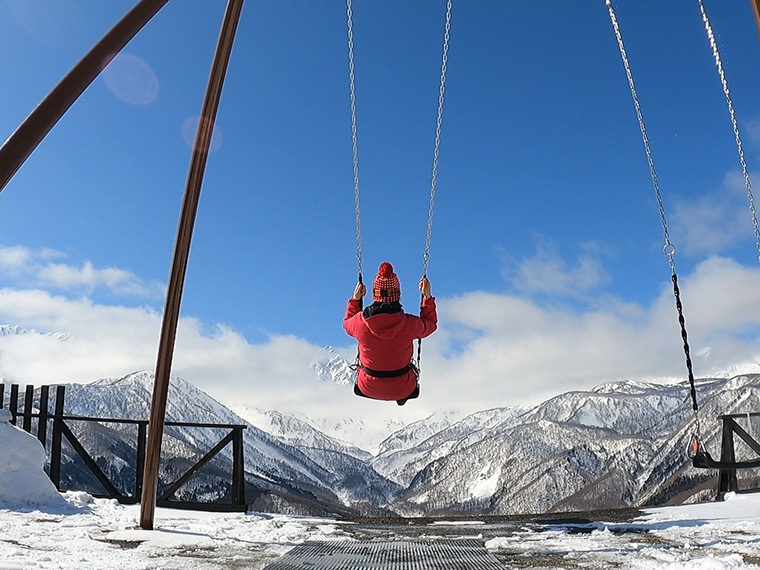 白馬岩岳スノーフィールド山頂の絶景ブランコ