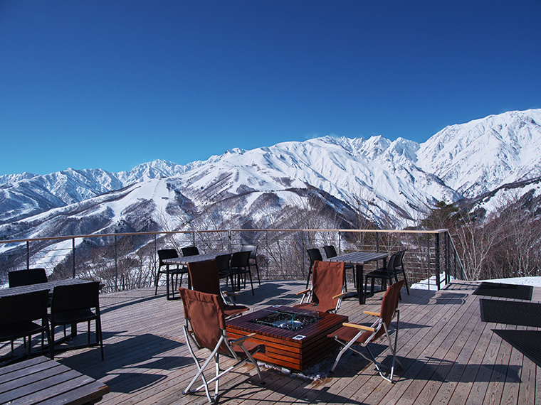 冬の白馬岩岳スノーフィールド　白馬ヒトトキノモリに建つ茶店チャバティ白馬の展望台からの眺め