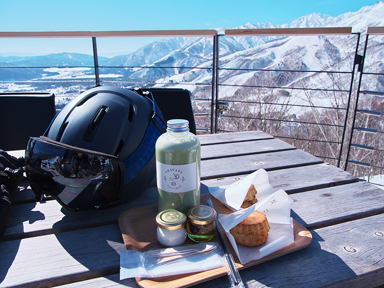 冬の白馬岩岳スノーフィールド　白馬ヒトトキノモリに建つ茶店チャバティ白馬の展望台からの眺め