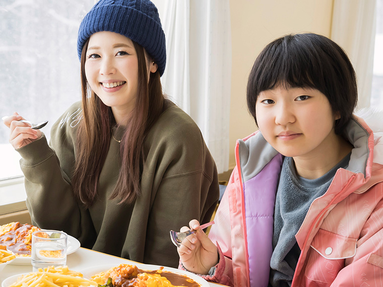 ゲレンデ食を楽しむ家族