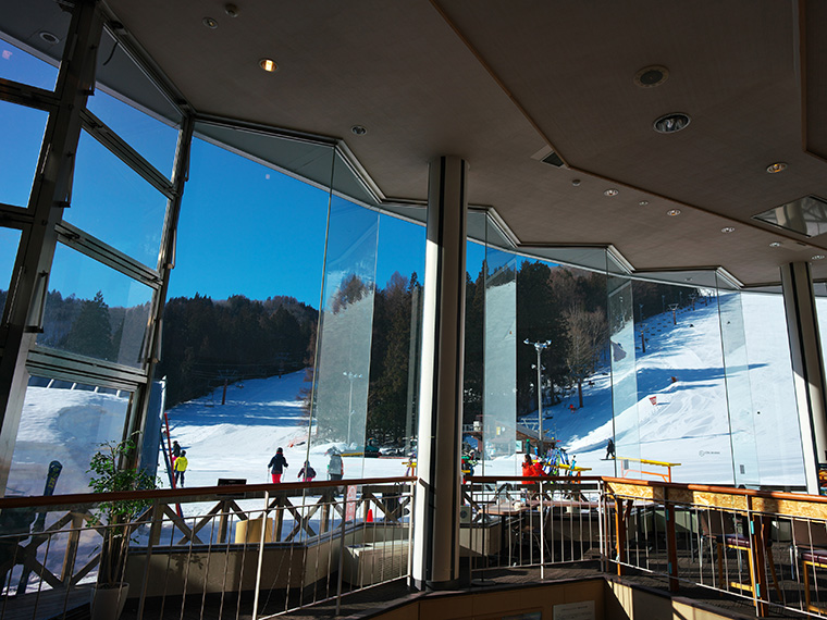 白馬さのさかスキー場　センターハウス カストルプラザの中から窓外の景色
