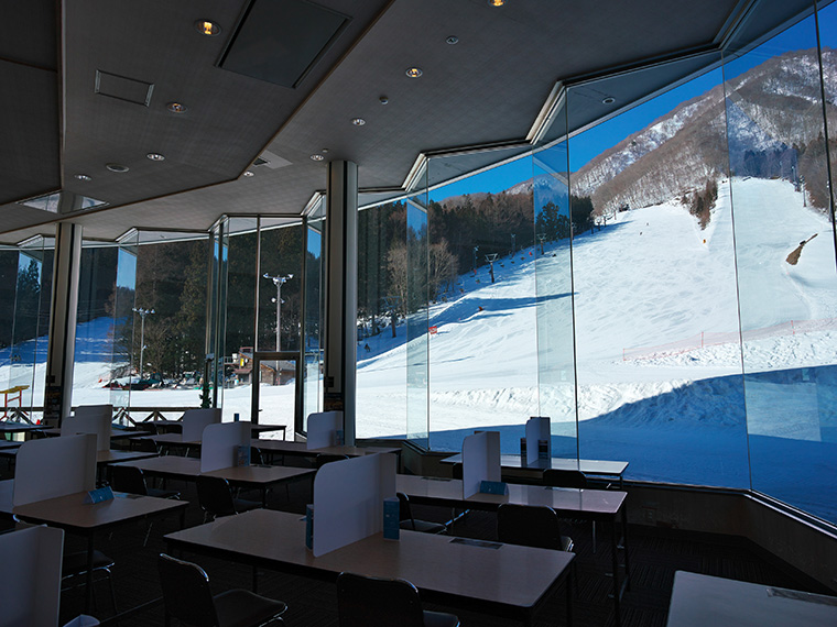 白馬さのさかスキー場　センターハウス カストルプラザの中から窓外の景色