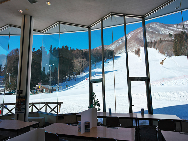 白馬さのさかスキー場　センターハウス カストルプラザの中から窓外の景色