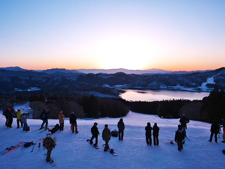 白馬さのさかスキー場　サンライズ営業でご来光を待つ人々