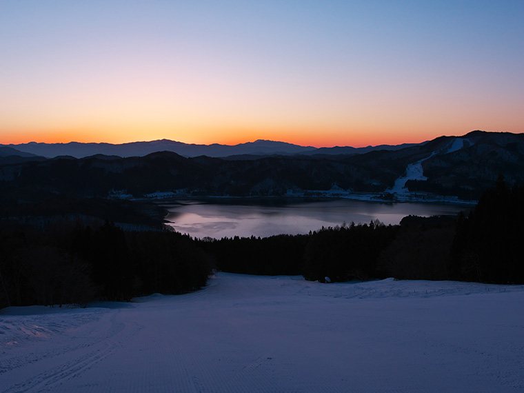 白馬さのさかスキー場　サンライズ営業で朝焼けに染まる青木湖