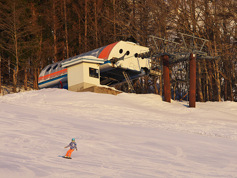 白馬さのさかスキー場　サンライズ営業で朝日を浴びる第3クワッドリフト山頂駅