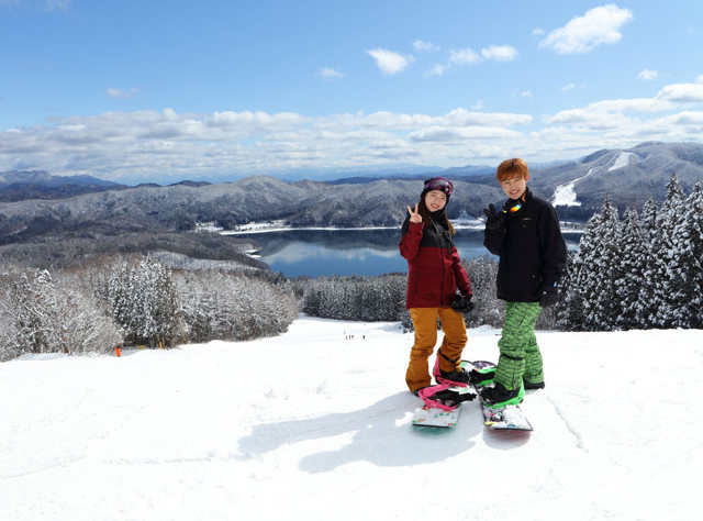 白馬さのさかスキー場レイクダウンゲレンデのスキーヤーと眼下に広がる青木湖
