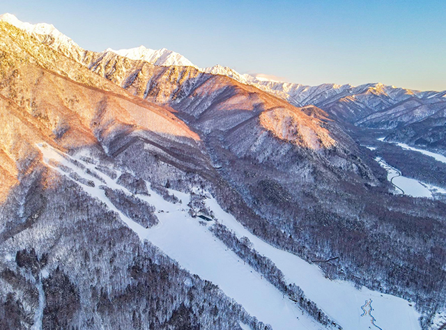 上空から見た爺ガ岳スキー場ゲレンデ風景